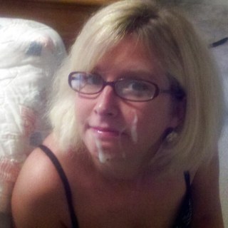 Gecis szemüveges arc